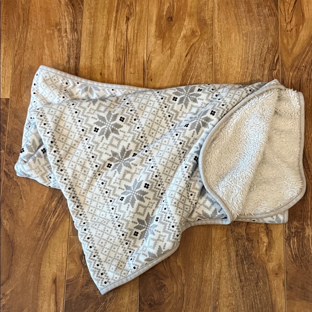 ❄️Cozy Gray Patterned Blanket